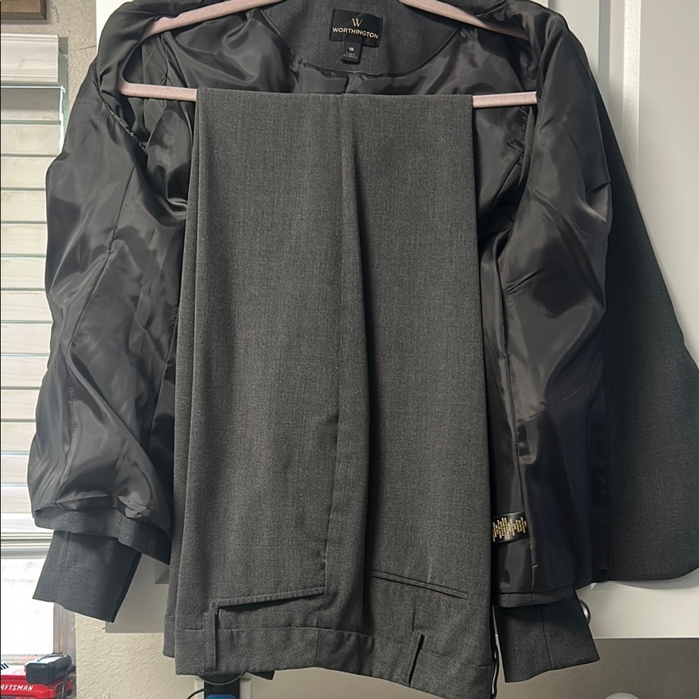 Women’s gray pant suit - Picture 2 of 6